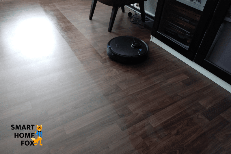 Ein Ecovacs Deebot T8 AIV Saugroboter wischt den Boden